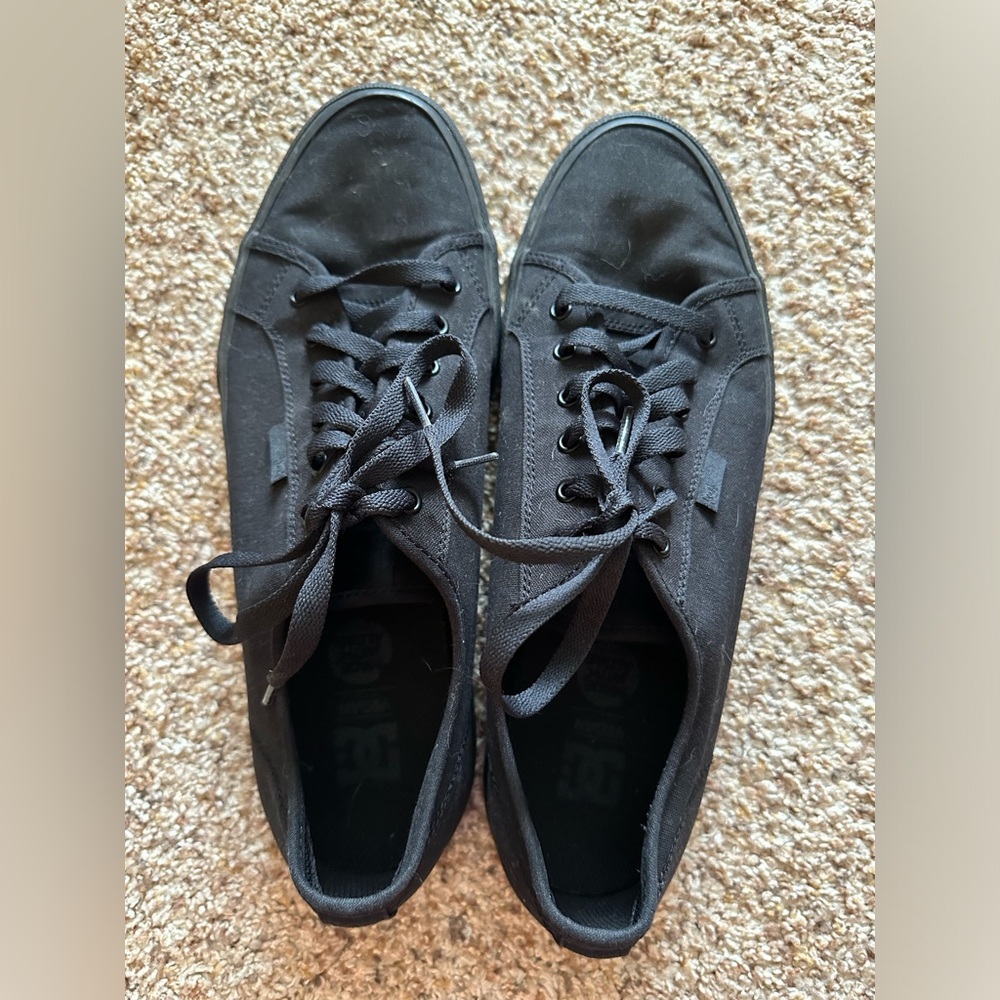 Men’s DC Manuel skateboarding shoes - size 13, all black